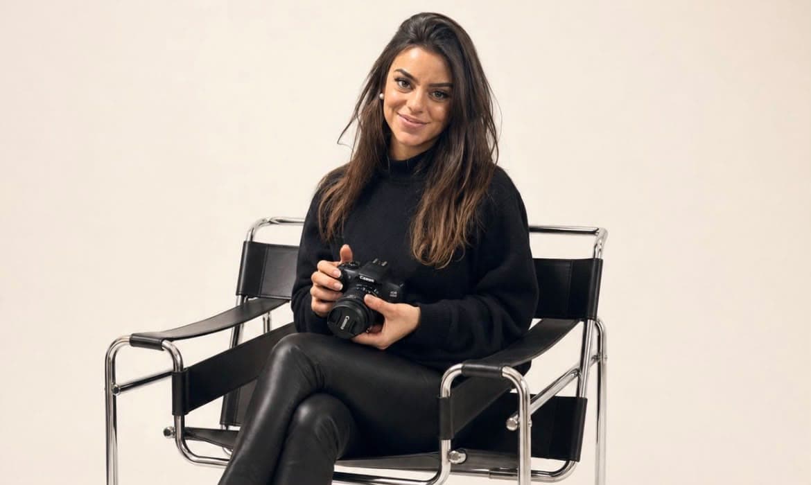 Thandi, community manager de l’Atelier Web Romand, appareil photo en main