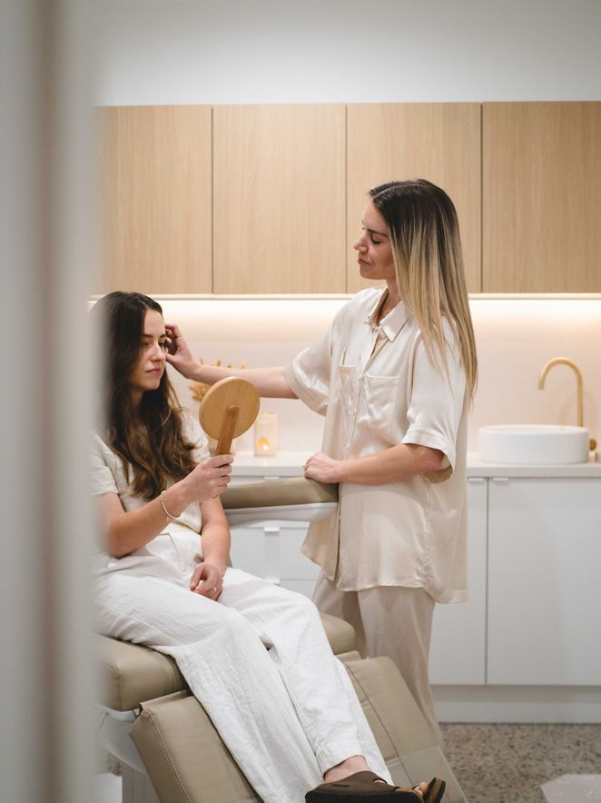 Maëlle avec une cliente dans le salon