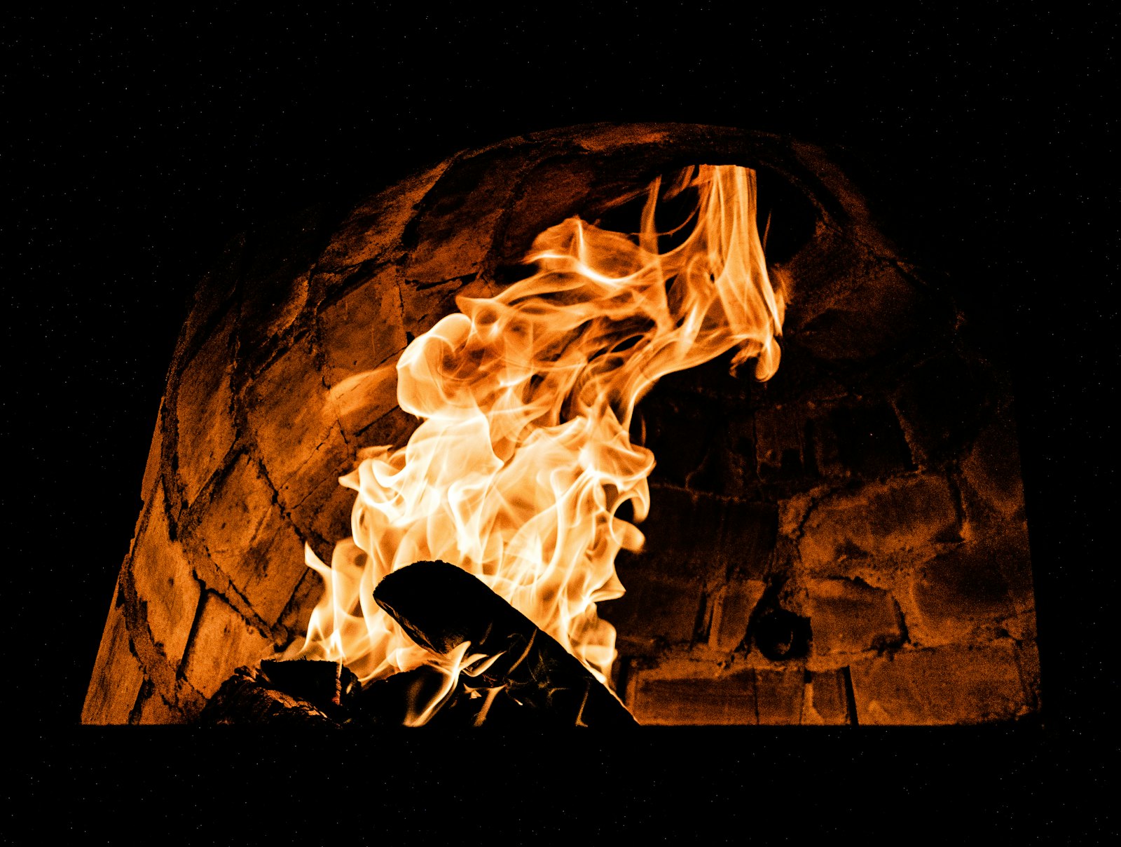 Le feu de bois du four à pizza