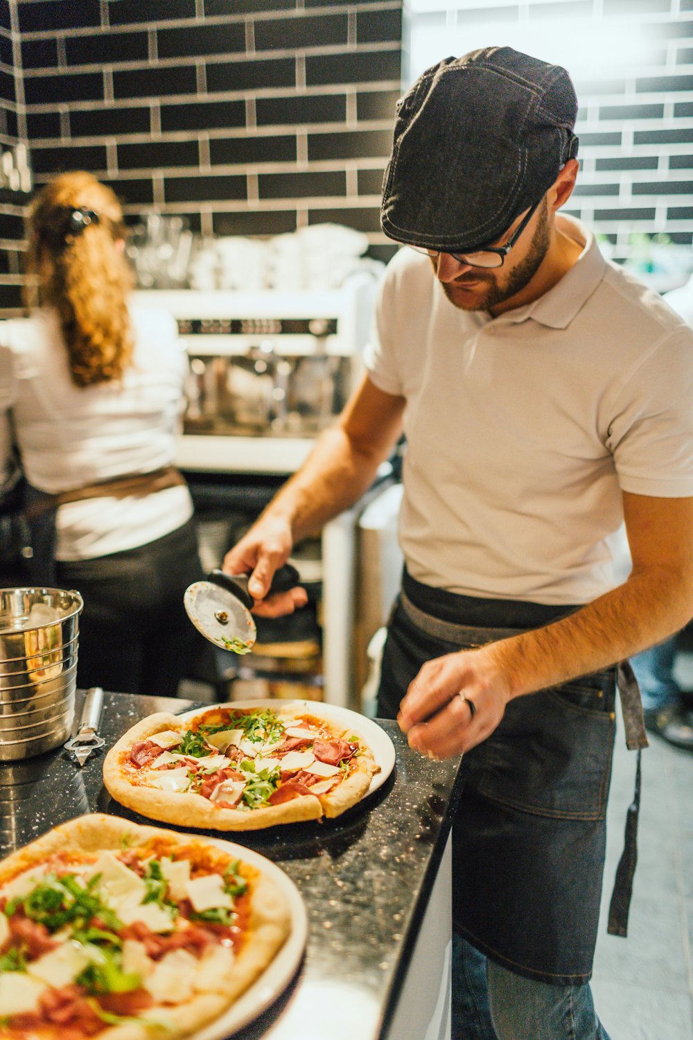 Une pizza garnie et découpée au comptoir