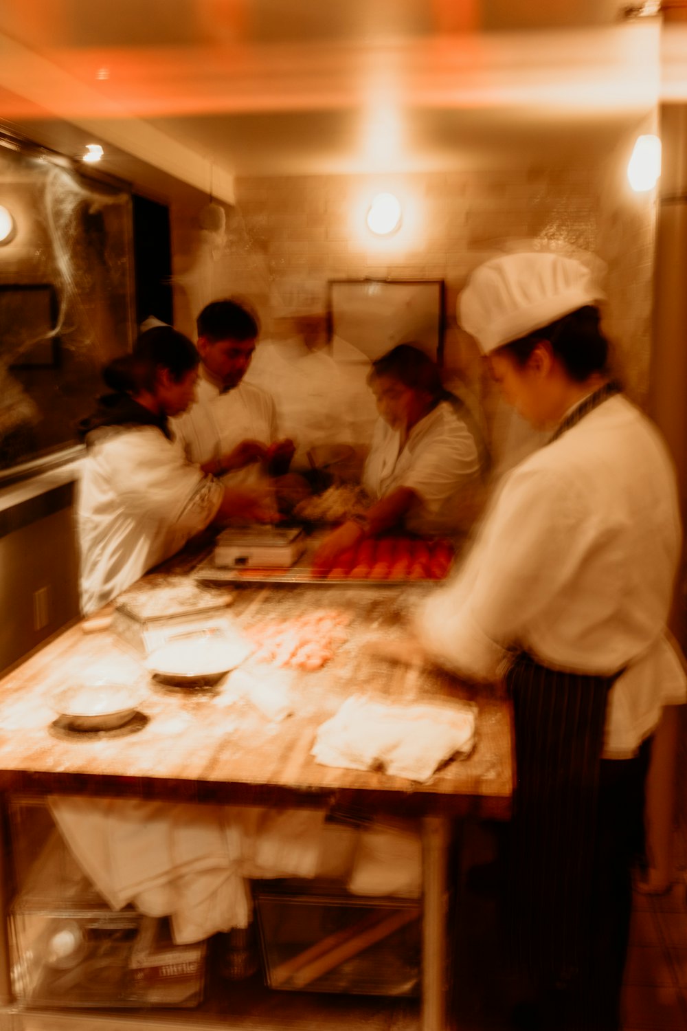 La brigade prépare la pâte en cuisine